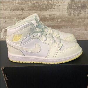 Jordan 1 Mid (PS) - Sail/Lt Laser Orange/White size 3y